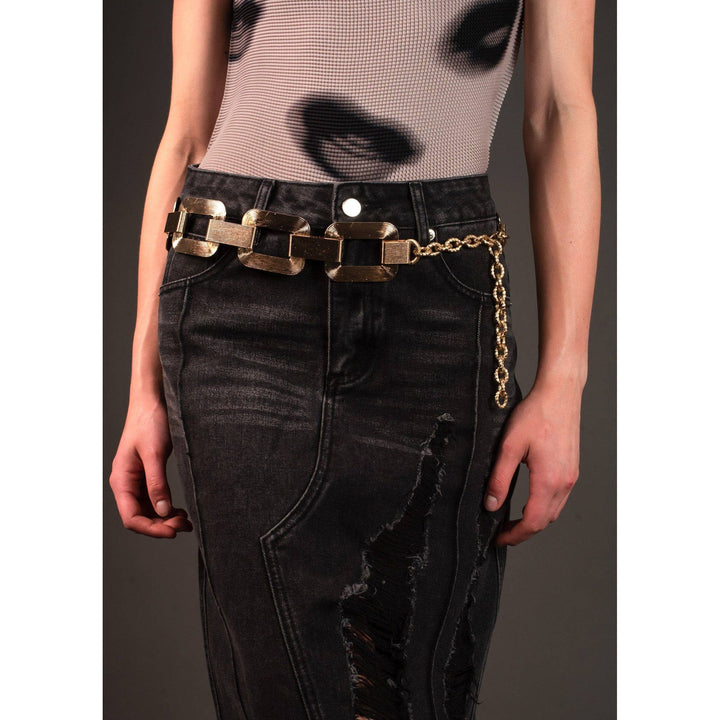 Large link chain belt in gold tone featuring large rectangular links and a delicate side chain detail