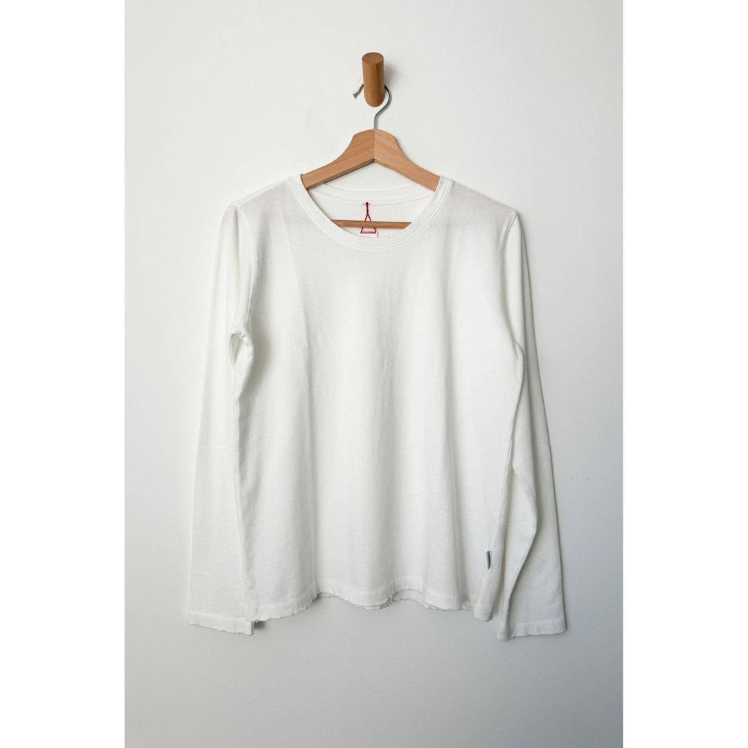 White long-sleeved everyday tee in cotton with a simple crew neck and subtle frayed hem for casual wear