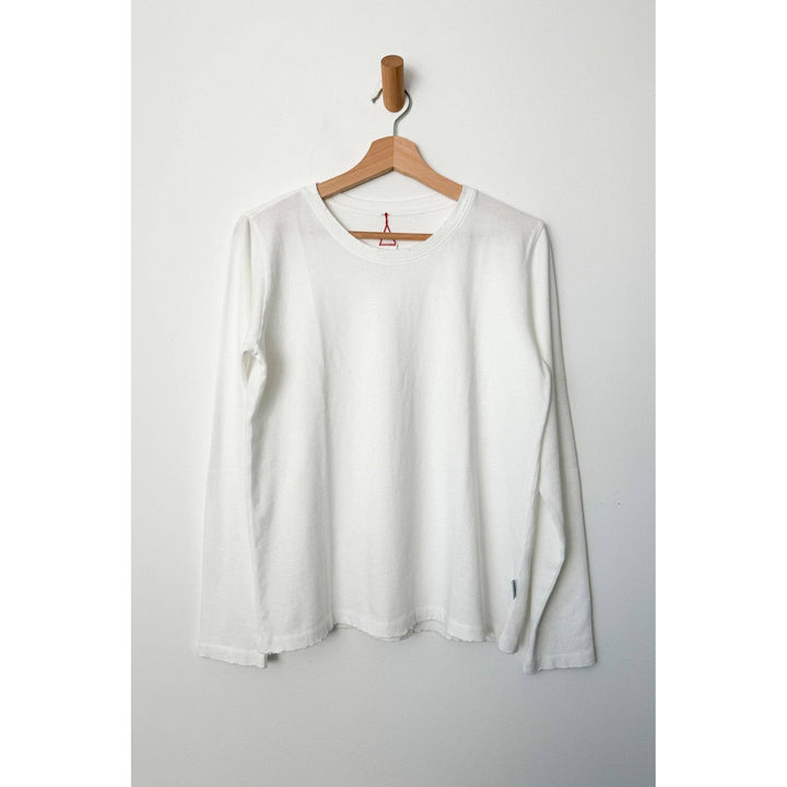 White long-sleeved everyday tee in cotton with a simple crew neck and subtle frayed hem for casual wear